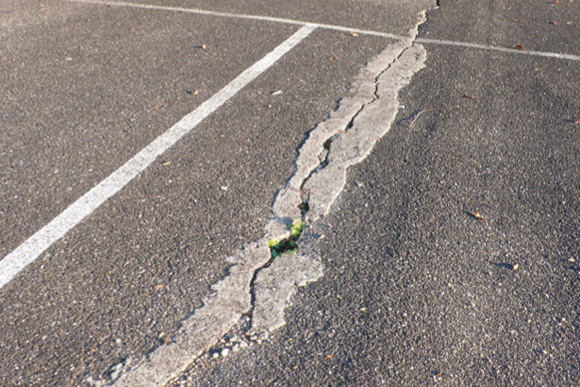 Odstranění prasklin asfaltu